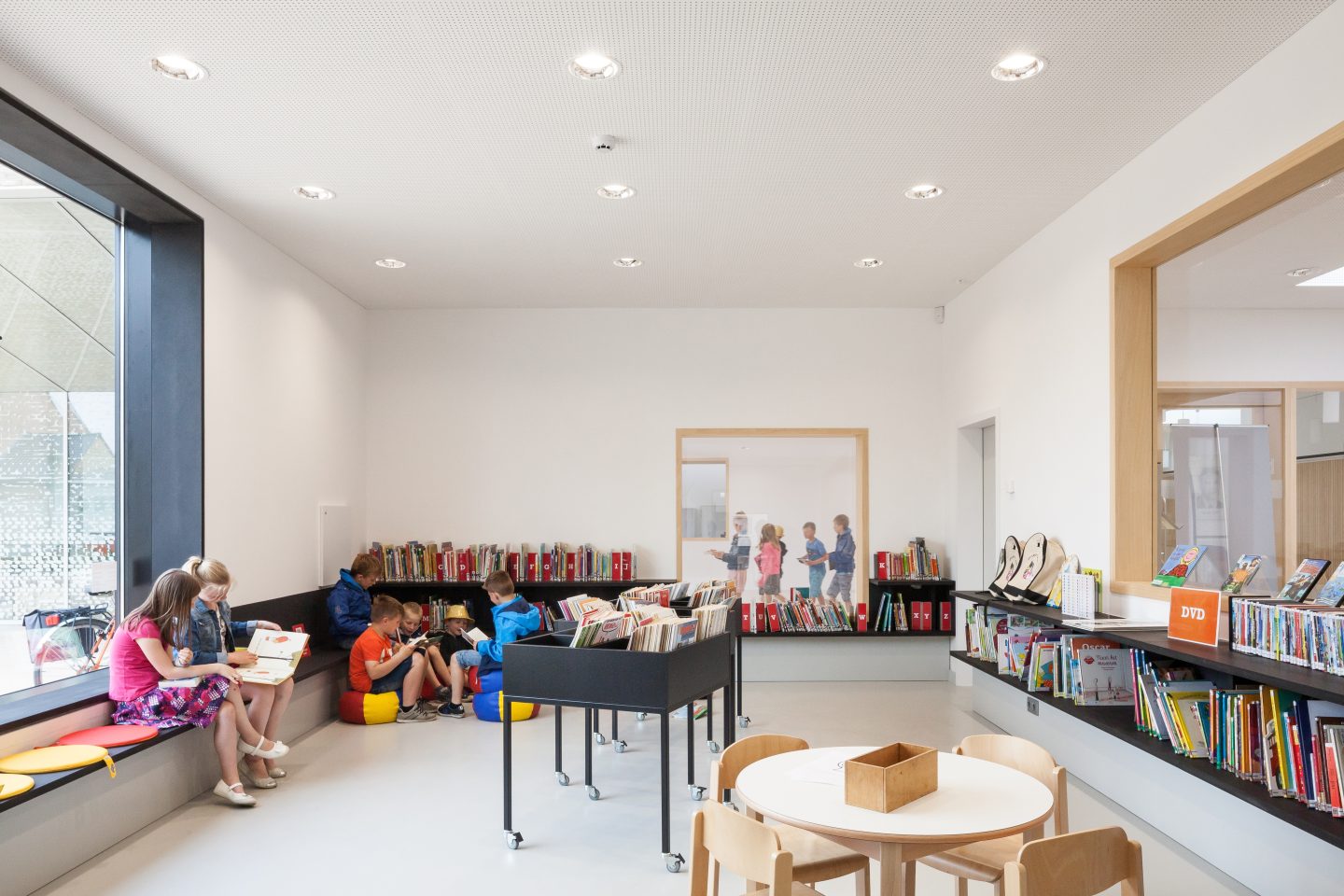 JNKH028 met kinder in inkom